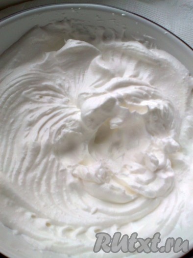   Разделите яйца на белки и желтки. Теперь готовим белковый крем. Используем белки. Готовим водяную баню. Наливаем в кастрюлю воду так, чтобы миска с белками была над поверхностью воды, но ее не касалась. Доводим воду&nbsp; до кипения и уменьшаем огонь до минимума. Белки смешиваем с сахаром (всыпаем сразу весь) и устанавливаем над кастрюлей с водой. Взбиваем на низких оборотах 10-15 минут до образования гладкой блестящей массы и устойчивых пиков. Снимаем белки с огня, устанавливаем в посуду с холодной водой (желательно - чтобы остановить процесс заваривания белка) и продолжаем взбивать до полного охлаждения белков (это займет несколько минут). Оставьте белковую смесь отдохнуть на 5–10 минут.