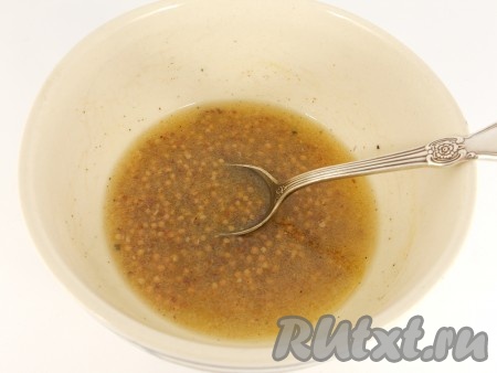 Сюда же влить уксус, добавить сахар и чёрный молотый перец, хорошо перемешать. Заправка&nbsp;для селёдки, приготовленная с горчицей и уксусом, по консистенции получится, как жидкая сметана.