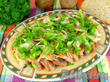  Поставить селёдочку в холодильник на 2-4 часа. А затем очень вкусную, ароматную селёдку подать к повседневному или праздничному столу. Всем советую приготовить сельдь с заправкой из горчицы и уксуса по этому рецепту и вы точно не разочаруетесь!