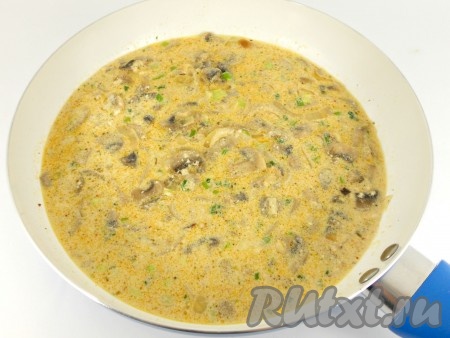 Влить к обжаренным грибам молоко, перемешать, ещё подсолить по вкусу и тушить на небольшом огне 4-5 минут. Затем снять молочный соус с грибами с огня.