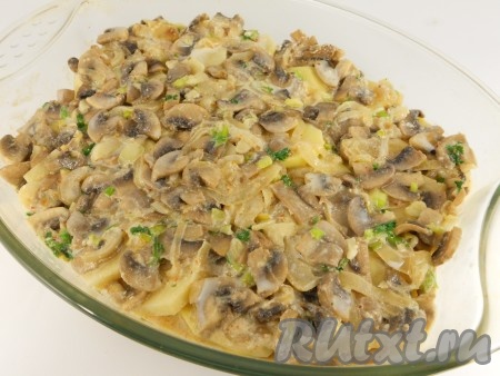 Залить картофель молочным соусом, сверху выложить грибы.