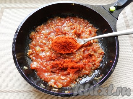 Добавить молотую паприку. Благодаря паприке харчо из курицы приобретет приятный красноватый цвет. Влить 2-3 столовые ложки бульона, перемешать, подержать на огне еще около 1-2 минут и отставить в сторону.
