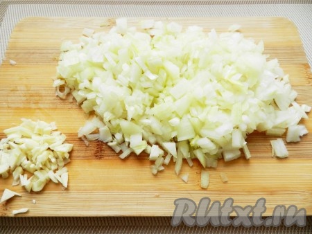 Пока варится курица и рис, лук и чеснок нарезать кубиками.