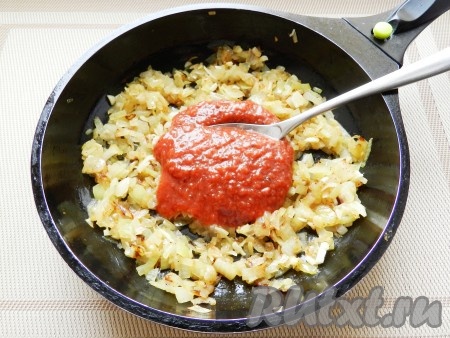 В сковороде разогреть растительное масло и обжарить лук до золотистого цвета, посолить и поперчить. Добавить чеснок, обжарить еще около 1 минуты. Затем добавить в сковороду соус ткемали, перемешать.