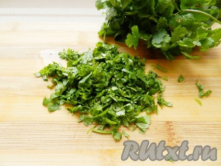 Мелко нарезать свежую кинзу.