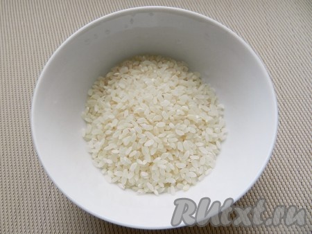 Рис промыть, добавить к курице и варить еще 15 минут (до готовности риса).