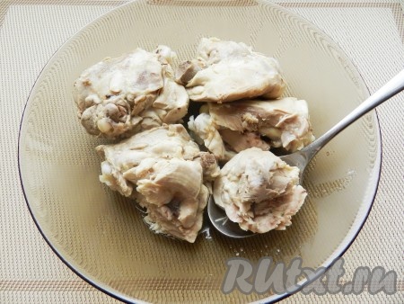Когда курица сварится, вынуть ее из бульона, отделить мясо от костей и вернуть обратно в кастрюлю. Посолить по вкусу.