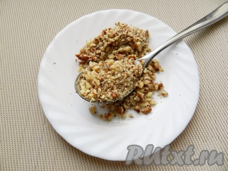 Грецкие орехи измельчить.