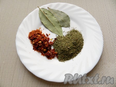 Приготовить специи - хмели-сунели, острый перец и лавровый лист.