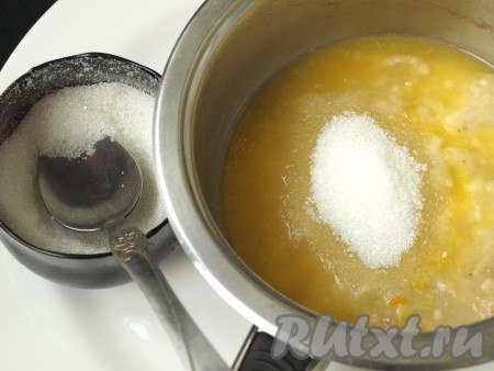 Бананы измельчаем в пюре с помощью комбайна, затем добавляем апельсиновый сок и сахар, перемешиваем, переливаем в сотейник и ставим на маленький огонь, готовим минут 5.