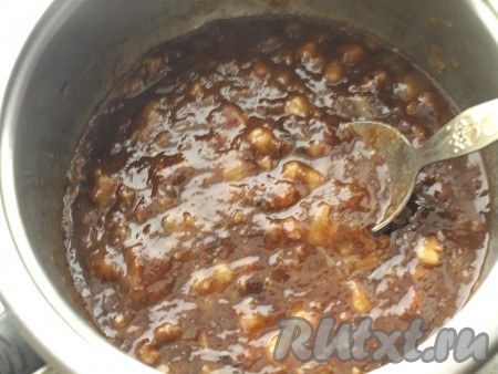 Шоколад ломаем на маленькие кусочки, добавляем в банановую массу и перемешиваем до полного растворения шоколада.