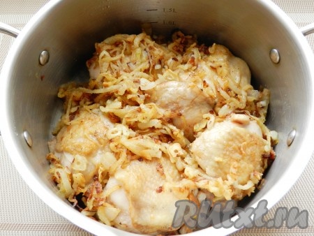 Обжаренный лук переложить в кастрюлю к курице.