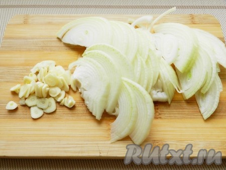 Лук нарезать полукольцами, чеснок нарезать пластинками.