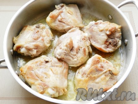 В сковороде разогреть растительное масло и обжарить куриные бедра с двух сторон до румяной корочки. Переложить обжаренные куриные бедра в кастрюлю с толстым дном.
