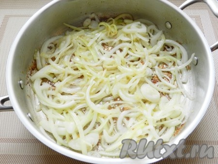 В той же сковороде, где жарилась курица, обжарить лук до золотистого цвета, посолить, поперчить. Добавить чеснок и обжарить вместе лук и чеснок. Всыпать ложку муки, перемешать, обжаривать в течение 1 минуты или менее, постоянно перемешивая, чтобы мука не пригорела и равномерно распределилась.