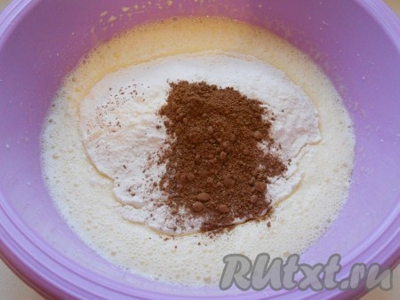 Всыпать просеянную муку и какао-порошок, хорошо перемешать ложкой или лопаткой до однородного состояния.