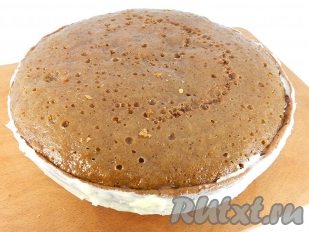 Также смазать и бока торта. Верхний корж не смазывать кремом.