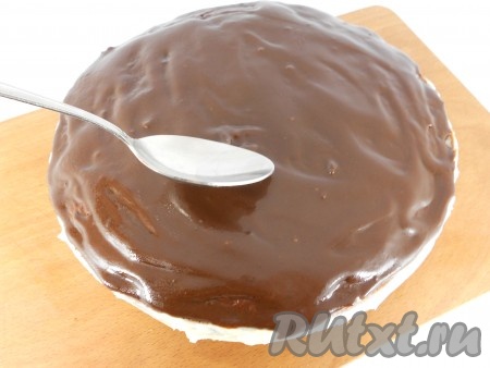 После этого добавить сливочное масло и прокипятить глазурь 3-4 минуты. Газ выключить, глазурь остудить. Покрыть равномерно шоколадной глазурью верх торта. Поместить торт "Прага" в холодильник до застывания глазури.
