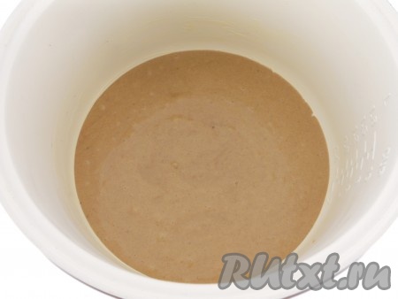 Чашу мультиварки смазать немного маслом и вылить подготовленное тесто (тесто получается, как густая сметана).