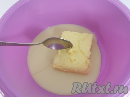 К сгущенному молоку добавить размягченное сливочное масло.&nbsp;