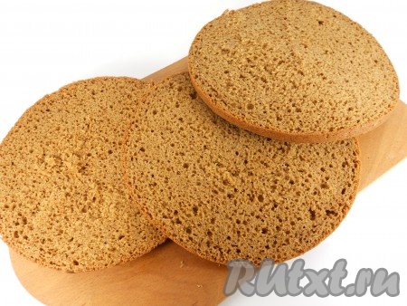 Разрезать корж на 2-3 части (я разрезала на 3 части).