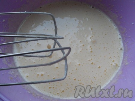 В другую посуду выложить сметану, добавить соду, взбить миксером. Продолжая взбивать, добавить сгущенное молоко. Соединить яичную и сметанную смеси вместе, еще немного взбить.