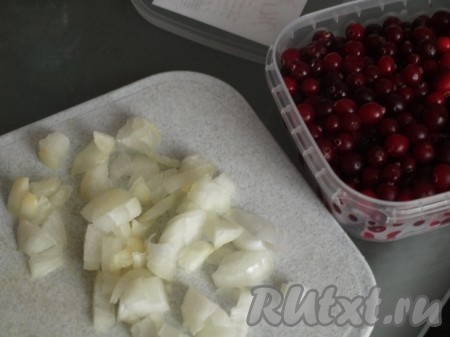 В сливочном масле, растопленном на сковороде, обжарить до золотистого цвета лук, порезанный кубиками.
