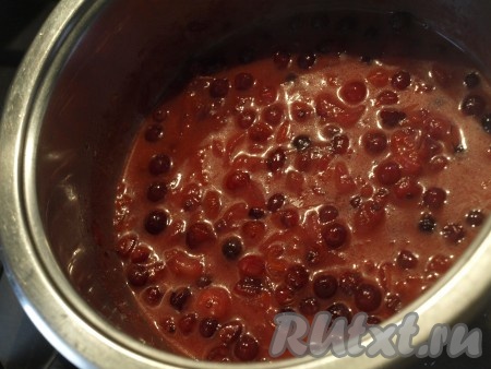 Затем крышку снять и варить, помешивая, ещё 7 минут.
