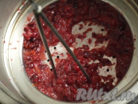 Готовый соус протереть через сито, посолить, поперчить и остудить.
