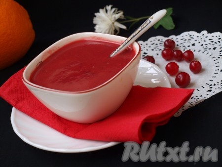 Очень вкусный клюквенный соус станет прекрасным дополнением и к рыбе, и к мясу.
