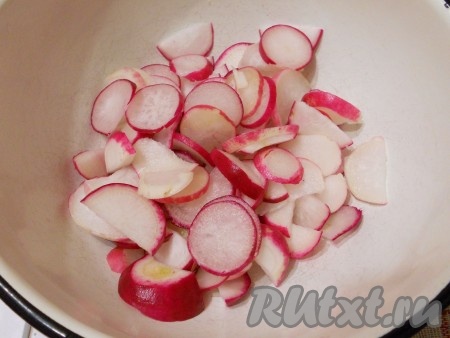 Редис вымыть, отрезать "кончики" с двух сторон. Заранее отварить яйца в течение 10 минут после закипания воды, затем полностью остудить их и очистить от скорлупы. Редис нарезать на тонкие кружочки (или полукружочки), переложить в миску.