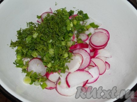 Зелень промыть, стряхнуть лишнюю воду. Нарезать мелко зелень и выложить к редису.