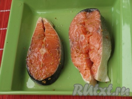 Стейки сёмги вымыть под проточной водой, обсушить, можно сразу выложить в форму для запекания. Смешать соевый соус и оливковое масло в отдельной ёмкости, по желанию, можно добавить горчицу в зёрнах. Полученной смесью намазать рыбу со всех сторон.