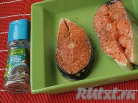 Оставить стейки сёмги минут на 15, чтобы рыба промариновалась.