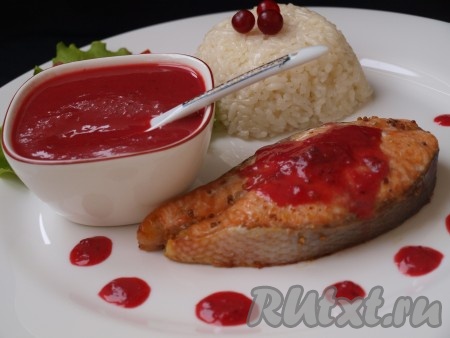 Стейки сёмги, запечённые в соевом соусе, достать из духовки, выложить на блюдо и подать к столу. Я подала с отварным рисом и клюквенным соусом домашнего приготовления. Рыбка получилась очень нежной и сочной.