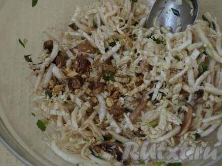 В салатник складываем пекинскую капусту, шампиньоны, замаринованные в соевом соусе, и зелёный лук, перчим, добавляем оливковое масло, порубленные фисташки и перемешиваем.
