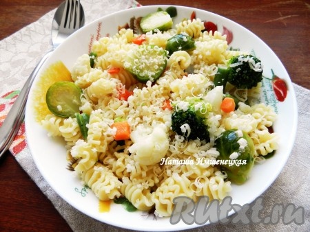 Разложить пасту с овощами по тарелкам, посыпать натертым твердым сыром и подавать в горячем виде. Вкусная и полезная паста с овощами готова.