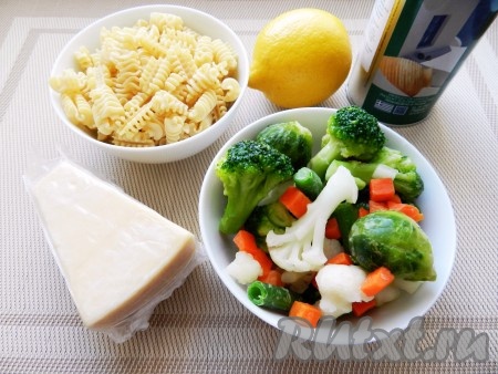 Подготовить продукты для приготовления пасты с овощами. Для этого блюда можно взять любую замороженную овощную смесь, у меня в состав входили цветная капуста, брокколи, брюссельская капуста, стручковая фасоль, морковь, корень сельдерея.