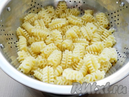 Отварить пасту в большом количестве подсоленной воды по инструкции на упаковке. Я варила 9 минут. Затем откинуть на дуршлаг.