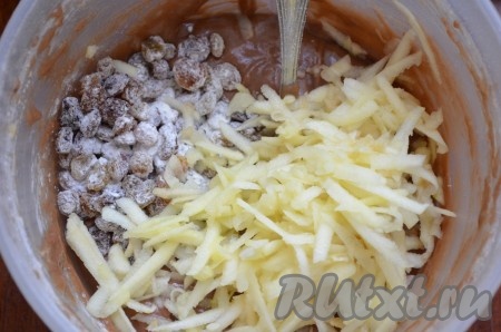 Изюм промыть кипятком, обсушить, смешать с щепоткой муки. Яблоко почистить, удаляя кожуру и семечки, натереть на крупной тёрке. В шоколадное тесто добавить изюм и яблоко, перемешать.