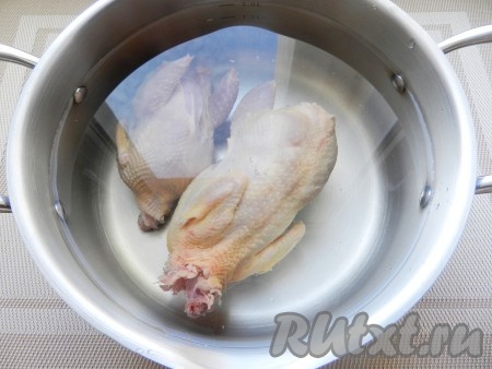 Перепелок вымыть, положить в кастрюлю, залить 2 литрами воды и поставить варить. Когда вода закипит, снять пену, уменьшить огонь и варить бульон из перепелок в течение 25-30 минут.