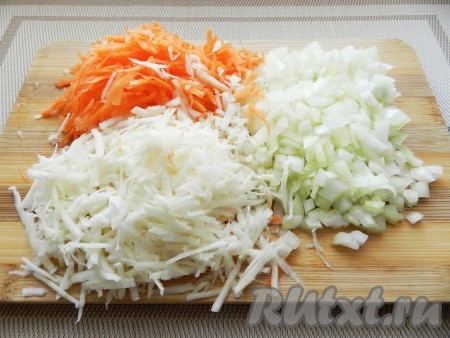 Лук нарезать небольшими кубиками, корень сельдерея и морковь натереть на терке.