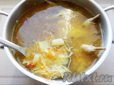 Когда бульон из перепелок сварится, выложить в него картофель и варить до готовности, примерно 10 минут. Посолить и поперчить суп по вкусу, добавить сушеный болгарский перец. Всыпать мелкую вермишель и варить еще примерно 3 минуты. В конце варки добавить обжаренные овощи. Снять суп с огня, дать немного настояться и подавать.