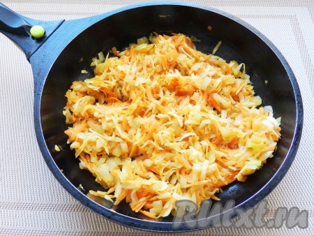 В сковороде разогреть немного растительного масла и обжарить сначала лук до золотистого цвета, посолить, поперчить по вкусу. Добавить морковь и сельдерей и обжарить все вместе до мягкости овощей.