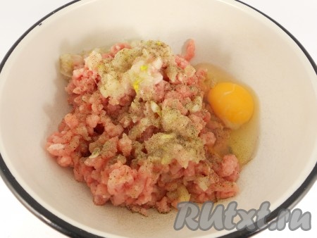 В фарш добавить перекрученную на мясорубке одну луковицу и яйцо. Посолить и поперчить.