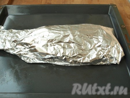 Заворачиваем горбушу целиком со всех сторон в фольгу и даём полежать минут 30. Запекаем рыбу в разогретой духовке при температуре 200 градусов 30 минут.