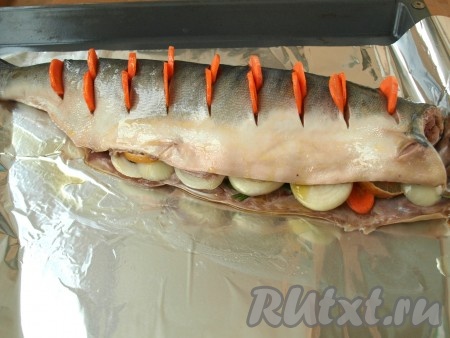 Выкладываем горбушу на фольгу, верх рыбы слегка смазываем растительным маслом.
