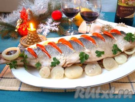 Вкусную, сочную запечённую горбушу достаём из духовки, убираем фольгу, целиком перекладываем на блюдо, украшаем зеленью и подаём к столу.