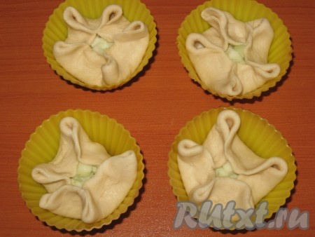 Края булочек залепить в форме цветочка, как на фото, оставляя серединку открытой.