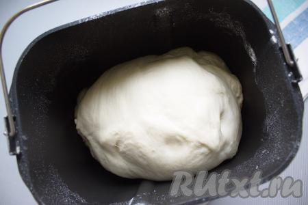 Тесто я замешивала в хлебопечке. Можно замесить вручную, для этого тёплую воду влить в глубокую миску. Растворить в воде дрожжи и сахар, дать постоять минут 10-15 (поверхность должна запениться). Вода, в которую добавляются дрожжи с сахаром, не должна быть горячей, не более 40 градусов, иначе дрожжи погибнут. По истечении 10-15 минут к запенившейся дрожжевой смеси добавить соль, растопленное не горячее сливочное масло и частями начать всыпать муку, замешивая мягкое, приятное в работе тесто, положить его в миску, накрыть полотенцем и убрать в тёплое место на 1,5-2 часа (за это время тесто должно подняться в 2-3 раза).